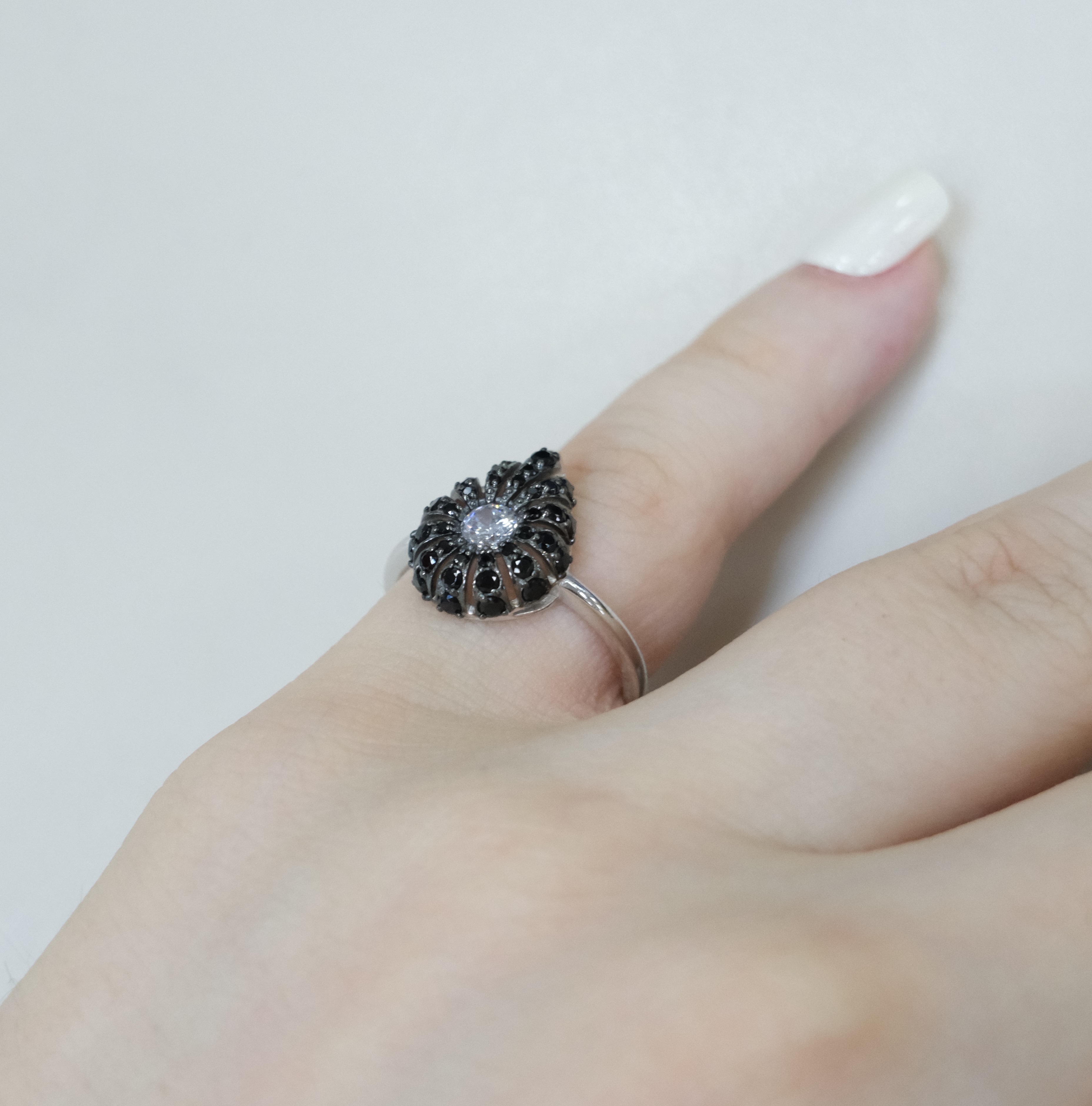 Серебряное кольцо с фианитом и шпинелью